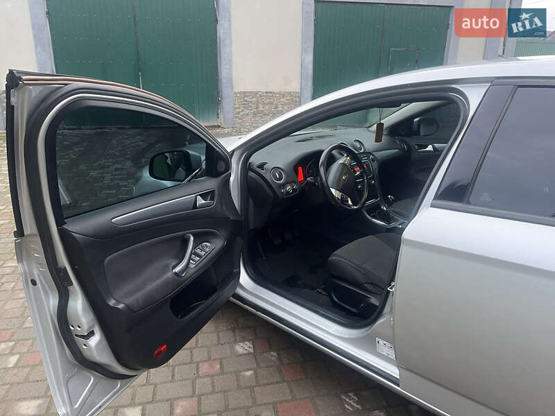 Універсал Ford Mondeo 2013 в Золочеві