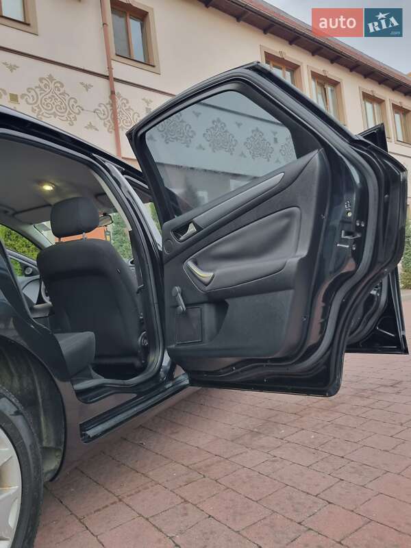 Седан Ford Mondeo 2012 в Стрию