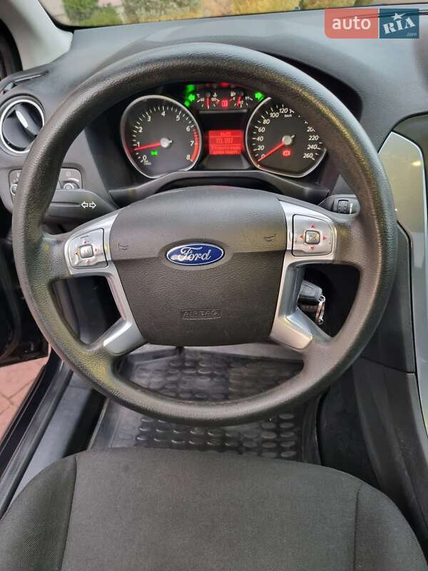 Седан Ford Mondeo 2012 в Стрию