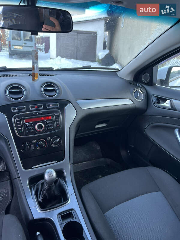 Седан Ford Mondeo 2011 в Хусте