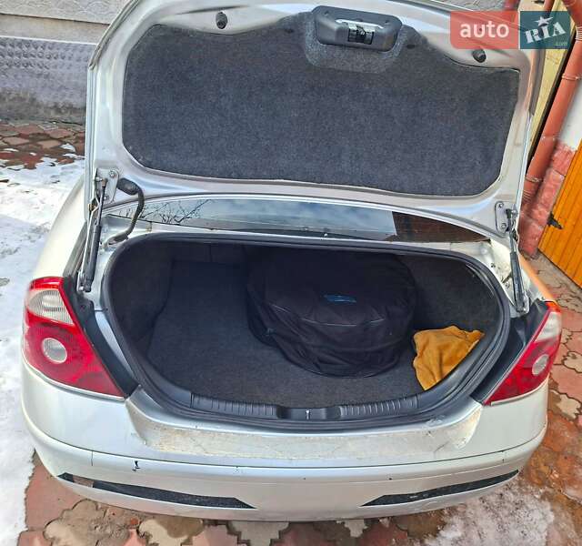 Седан Ford Mondeo 2004 в Мостиске