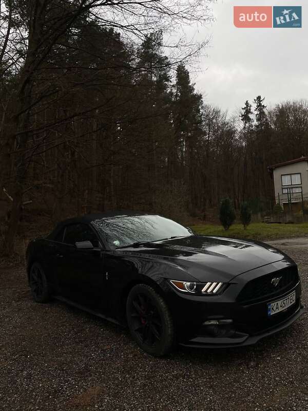Кабриолет Ford Mustang 2015 в Перечине