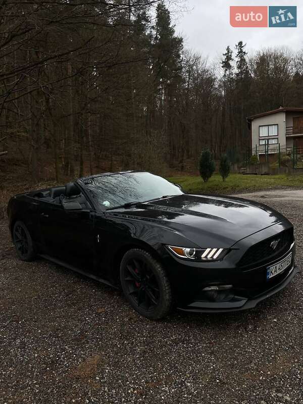 Кабриолет Ford Mustang 2015 в Перечине