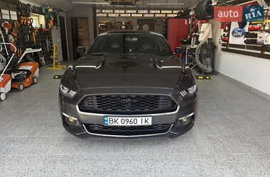 Купе Ford Mustang 2015 в 