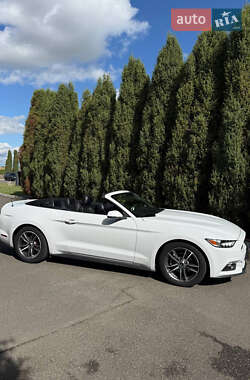 Кабриолет Ford Mustang 2016 в 