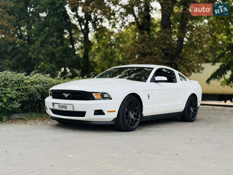 Купе Ford Mustang 2011 в Львове