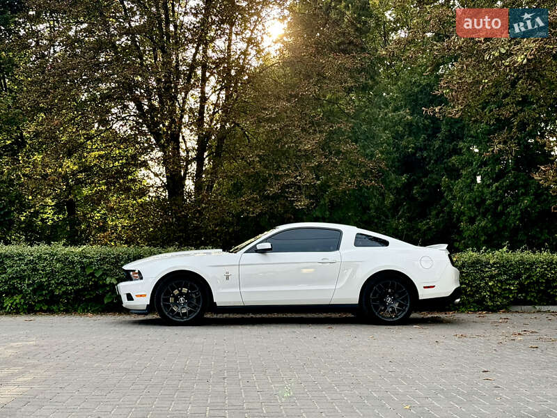 Купе Ford Mustang 2011 в Львове
