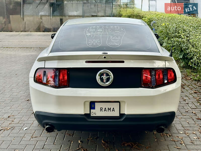 Купе Ford Mustang 2011 в Львове