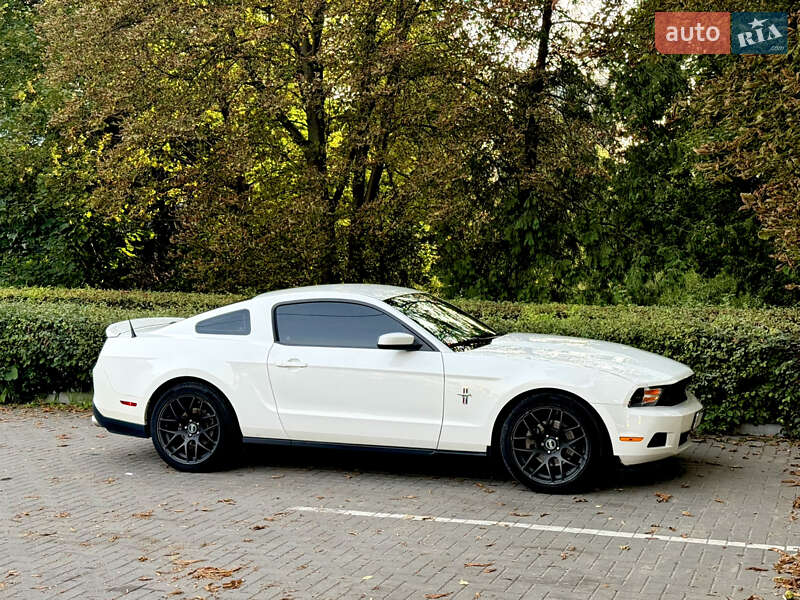 Купе Ford Mustang 2011 в Львове
