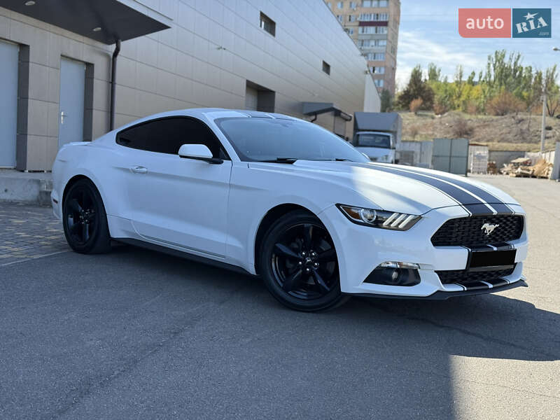Купе Ford Mustang 2015 в 