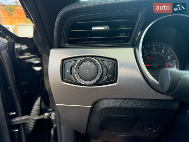 Кабриолет Ford Mustang 2019 в Киеве