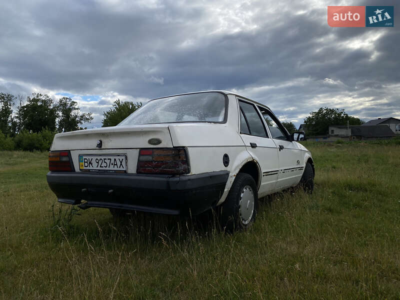 Седан Ford Orion 1987 в Остроге