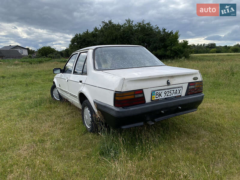 Седан Ford Orion 1987 в Остроге