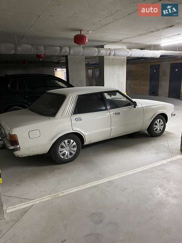 Седан Ford Taurus 1975 в Львові