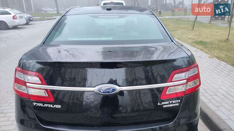 Седан Ford Taurus 2016 в Львове