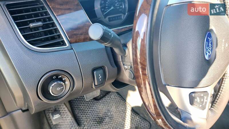 Седан Ford Taurus 2016 в Львове