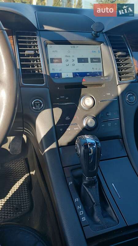 Седан Ford Taurus 2016 в Львове
