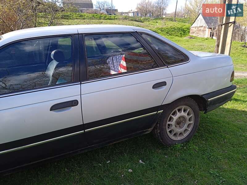 Седан Ford Taurus 1990 в Соленом