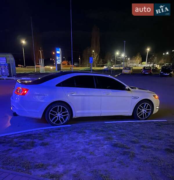 Седан Ford Taurus 2018 в Ровно