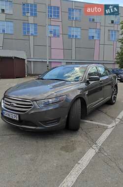 Седан Ford Taurus 2015 в 