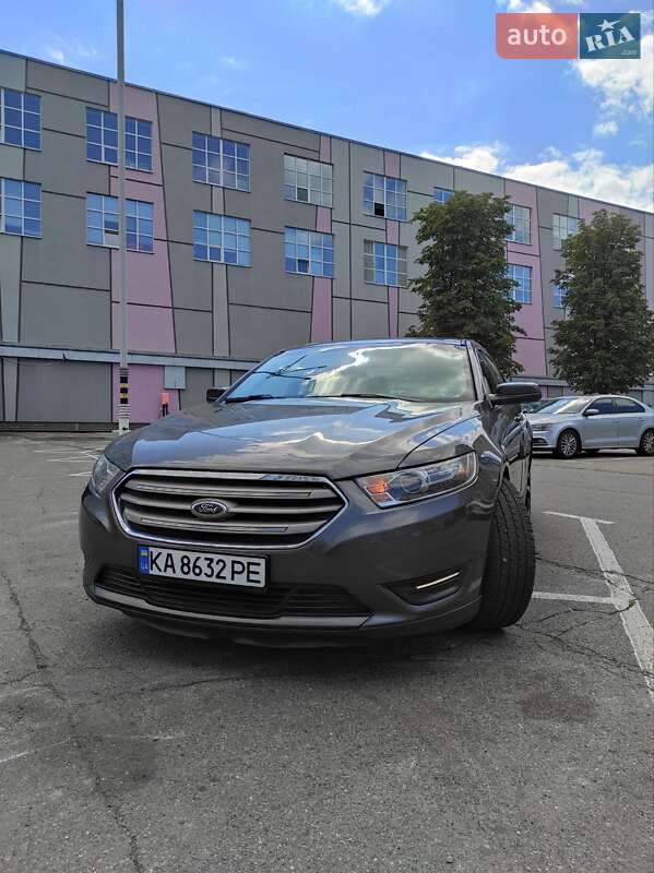 Седан Ford Taurus 2015 в 