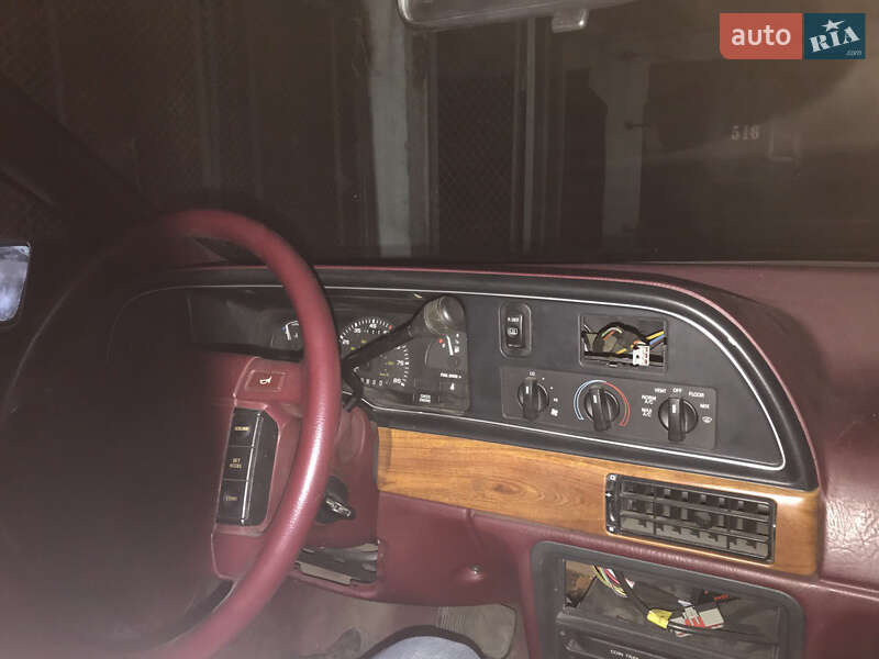 Седан Ford Taurus 1990 в Гнідині