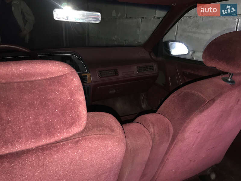 Седан Ford Taurus 1990 в Гнідині