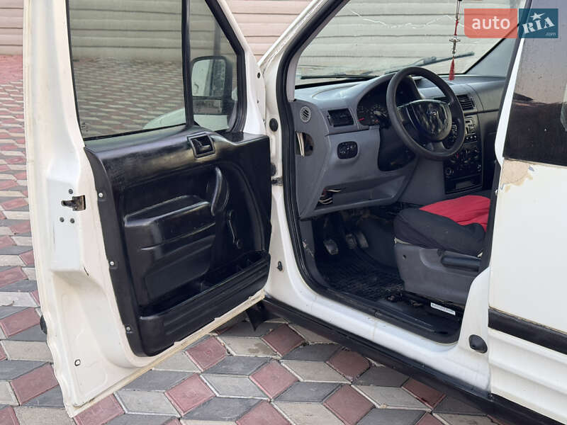 Мінівен Ford Tourneo Connect 2003 в Чернівцях