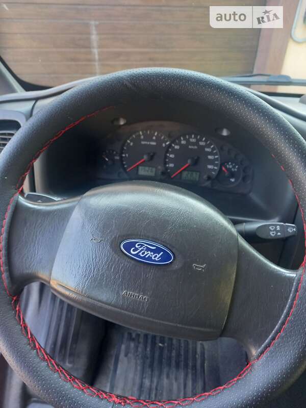 Мінівен Ford Transit Connect 2003 в Вараші