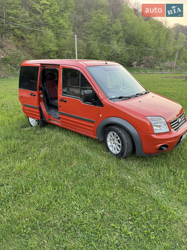Мінівен Ford Transit Connect 2011 в Буштино