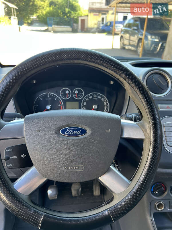 Вантажний фургон Ford Transit Connect 2012 в Дніпрі