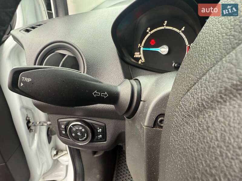 Грузовой фургон Ford Transit Courier 2015 в Киеве