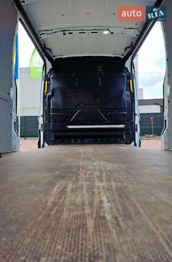 Грузовой фургон Ford Transit 2017 в 
