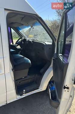 Грузовой фургон Ford Transit 2002 в 