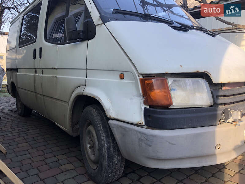 Грузовой фургон Ford Transit 1988 в 