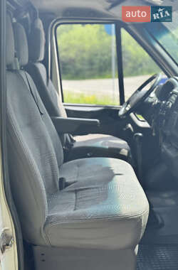 Вантажний фургон Ford Transit 2001 в 