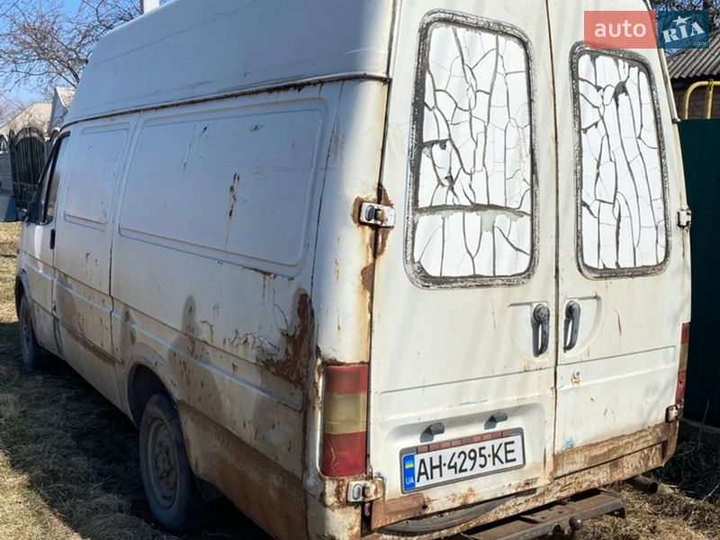 Грузовой фургон Ford Transit 1989 в Александрие