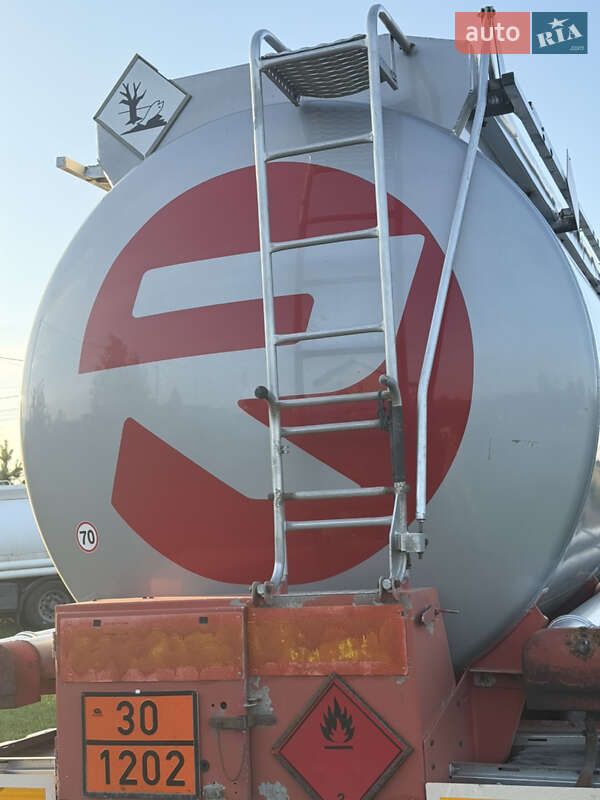 Цистерна Fruehauf Benalu 1996 в Луцке