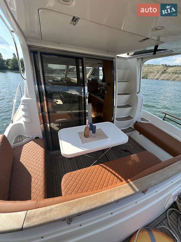 Моторная яхта Galeon 330 2008 в Киеве