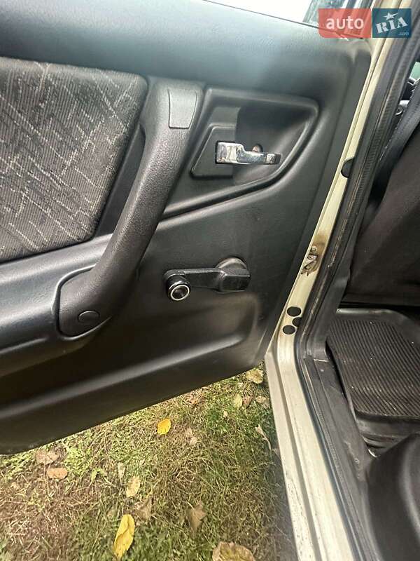 Седан ГАЗ 31105 Волга 2004 в Новомосковську