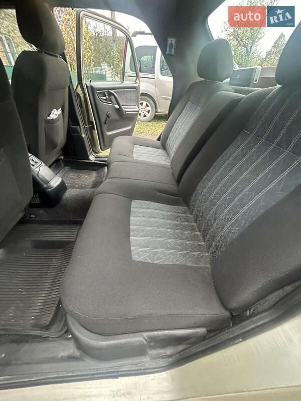 Седан ГАЗ 31105 Волга 2004 в Новомосковську