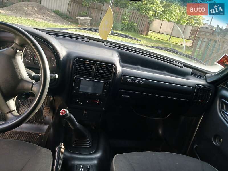 Седан ГАЗ 31105 Волга 2004 в Гайсине