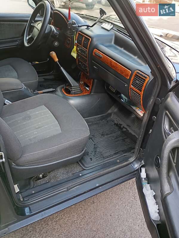 Седан ГАЗ 31105 Волга 2006 в Черкасах