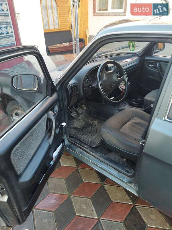 Седан ГАЗ 31105 Волга 2004 в Чернівцях
