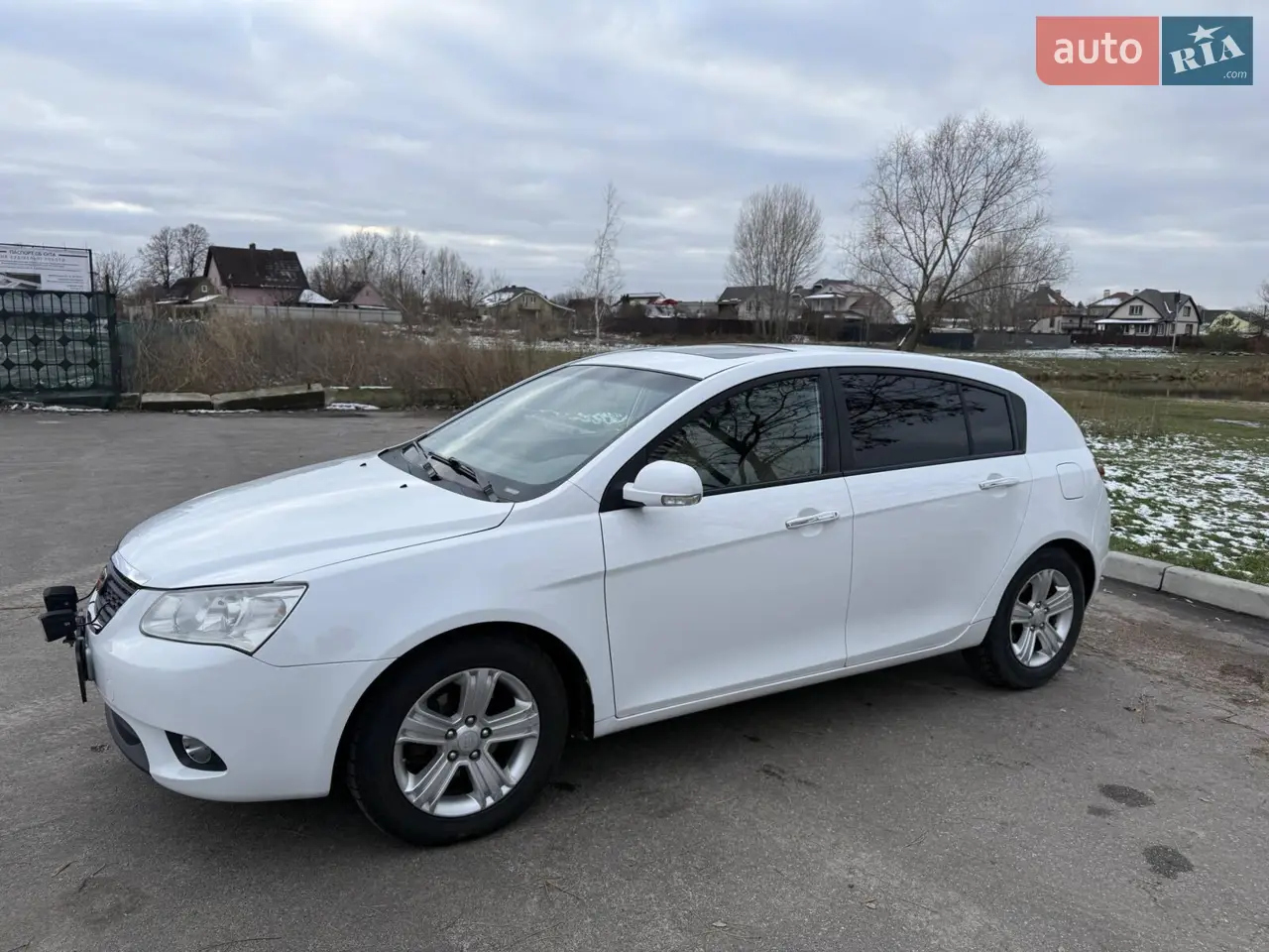 З`язок - telegram


Geely Emgrand EC7RV, 2012 

Характеристики:

Рік випуску: 2012
Пробіг: 110,000 км
Колір: білий
Кузов: пороги та арки переварені та якісно пофарбовані — машина доглянута та повністю готова до експлуатації.

Особливості:

Салон: стильний шкіряний салон із панорамним люком — справжній комфорт для водія та пасажирів.
Безпека: 7 подушок безпеки, які забезпечать максимальний захист.
Мультимедіа: магнітола з підтримкою Android та iOS — зручно для дзвінків та музики 
Резина: машина на зимовій гумі, тому сміливо можна виїжджати за будь-якої погоди.
Тонування: задні двері та заднє скло затоновані якісною плівкою.
Диски: легкосплавні 16-дюймові диски додають машині стильного вигляду.
Газове обладнання: встановлено (не вписане в техпаспорт, але є всі документи).

Історія автомобіля:

Я другий власник, купував у знайомого, який брав її новою з салону.
Авто завжди було в дбайливих руках, не їздило в таксі та не потрапляло в ДТП.
Обслуговування:

Менше 1000 км тому було замінено комплект зчеплення (диск, корзина, вижимний).
Замінено задні гальмівні диски та колодки.
Встановлено нові передні амортизатори.
Проведена заміна масла та фільтра (також менше 1000 км тому).

Стан:

Двигун та коробка передач у повному порядку.
В наявності другий комплект ключів.
Страховка ОСЦПВ діє до літа 2025 року.
Умови продажу:

Продаж виключно з повним переоформленням.
Газове обладнання можна сертифікувати в Києві та вписати в техпаспорт.
Важливо: майданчики та перекупів прохання не турбувати.

Де подивитися: авто можна оглянути в Борисполі.

З`язок - telegram