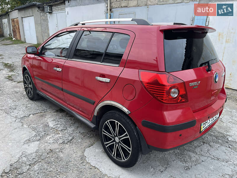 Хетчбек Geely MK Cross 2014 в  фото Хетчбек Geely MK Cross 2014 в