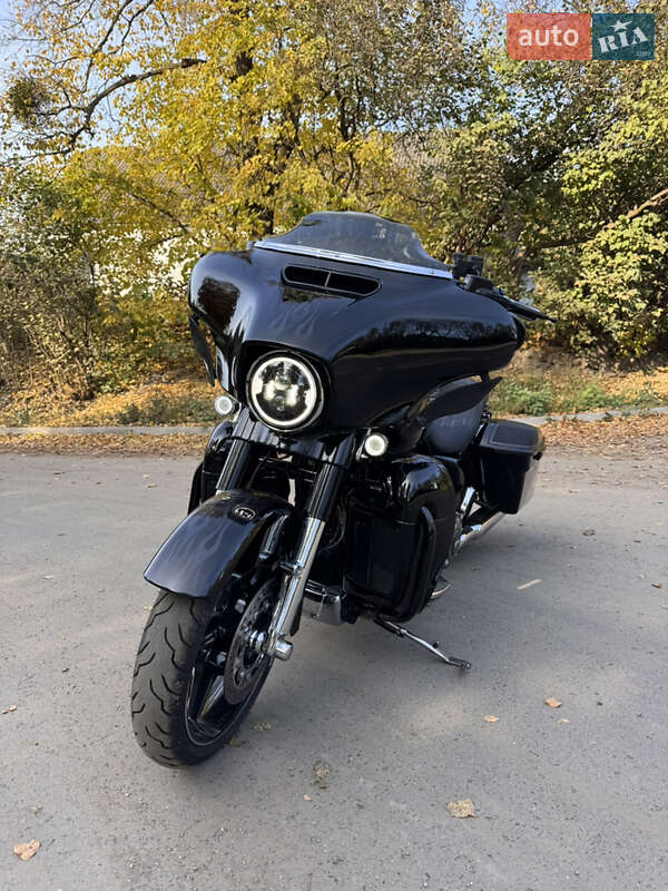 Мотоцикл Круізер Harley-Davidson CVO Street Glide 2016 в Рівному фото Мотоцикл Круізер Harley-Davidson CVO Street Glide 2016 в Рівному