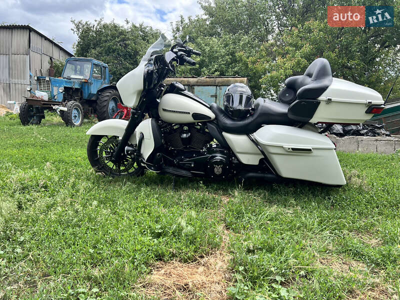 Harley-Davidson FLHXSE 2018