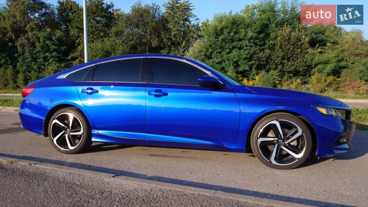 ОБМІН НЕ ЦІКАВИТЬ! Honda Accord 2019 в комплектації Sport.  Авто повністю обслужене. Всі ТО проводилися лише в офіційного дилера Honda Арія Моторс у Львові. Що було зроблено за час володіння:
- регулярна заміна масла в моторі - кожні 4 тис. км
- заміна масла в коробці CVT
- заміна свічок запалювання
заміна лобового скла (була тріщина на лобовому) на оригінал Honda
- встановлені парктроніки оригінал Honda
- заміна передніх і задніх тормозних колодок оригінал Honda
- заміна антифризу
- заміна гальмівної рідини
- заміна подушки (опори) мотора оригінал Honda
- заміна стокового повітряного фільтру двигуна на aftermarket нульовик (тепер турбіну класно чути)
- заміна передніх і задніх тормозних дисків разом із колодками оригінал Honda
- полірування та захист кузова
- регулювання зазорів клапанів

Є всі документи по проведених роботах.
Літня резина відкатала сезон, є зимова.