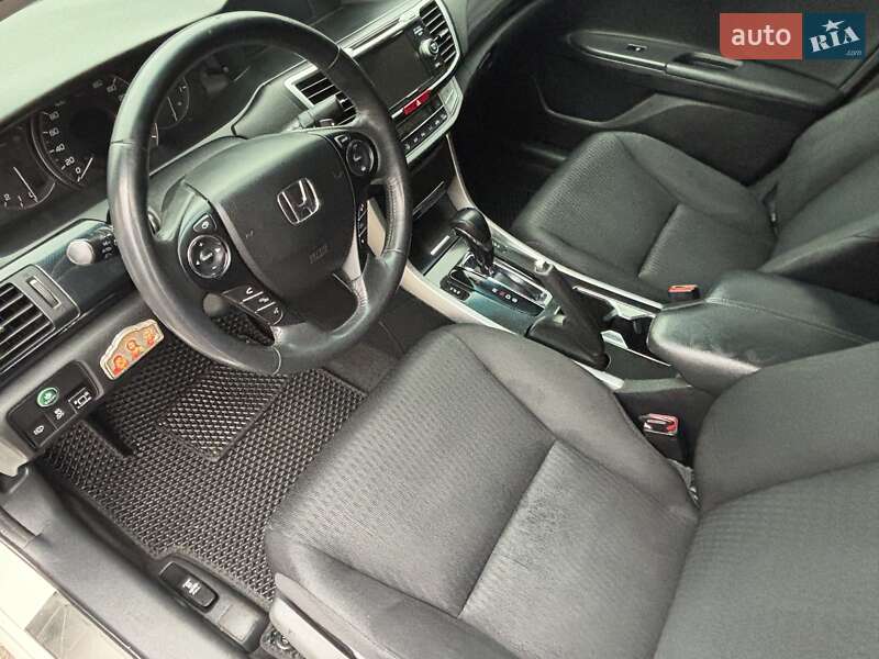 Седан Honda Accord 2013 в Краснограді